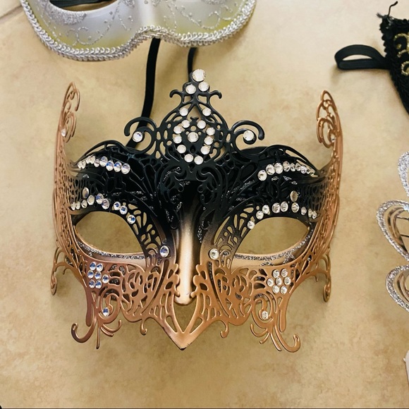 Mascaraed Mask - Picture 4 of 8